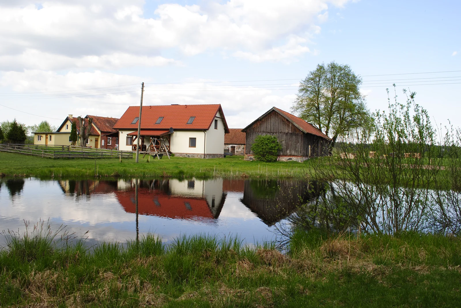Staw i dom w Zielonym Gaju