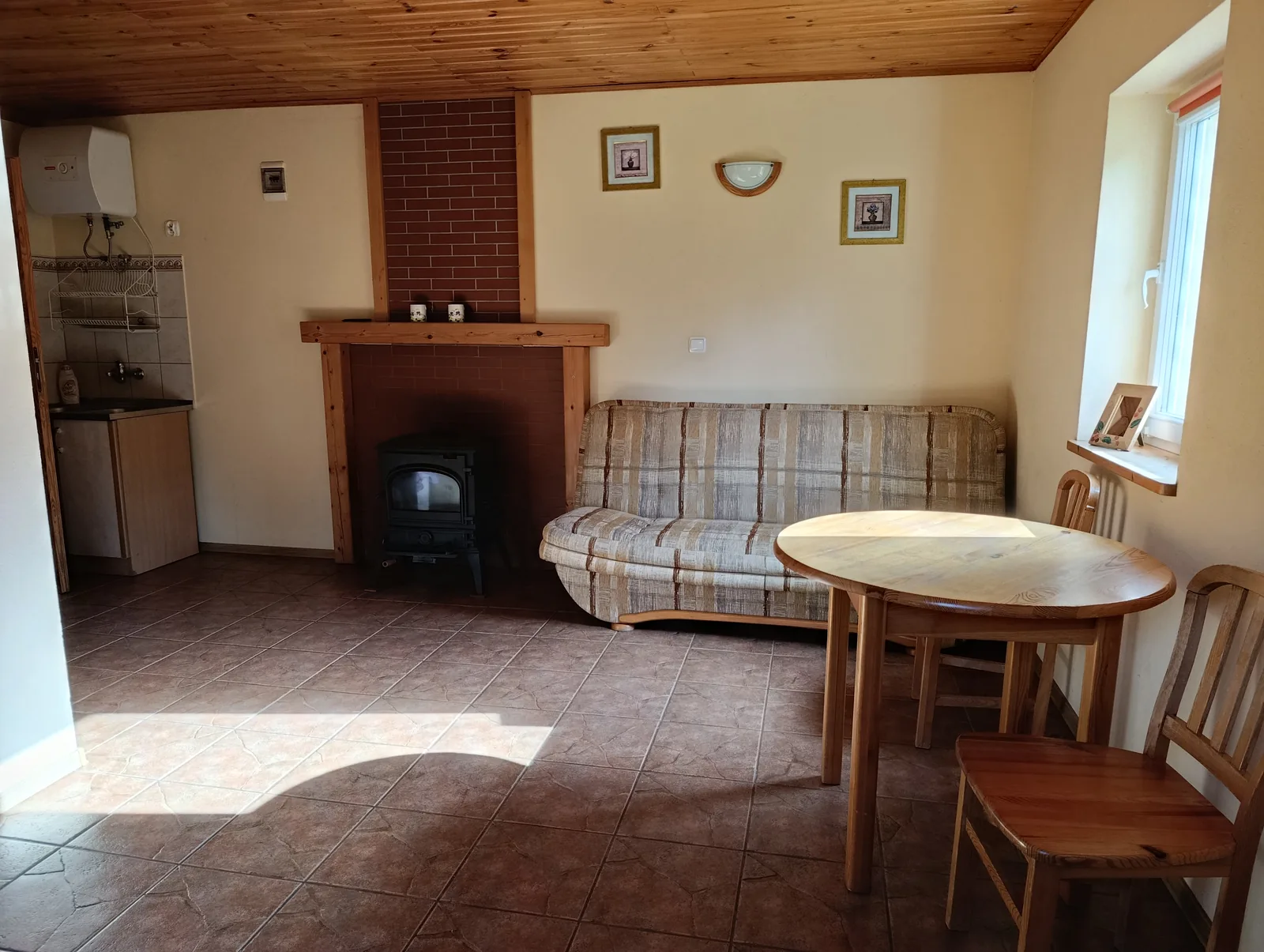 Pokój dzienny z kominkiem w apartamencie dla dwojga
