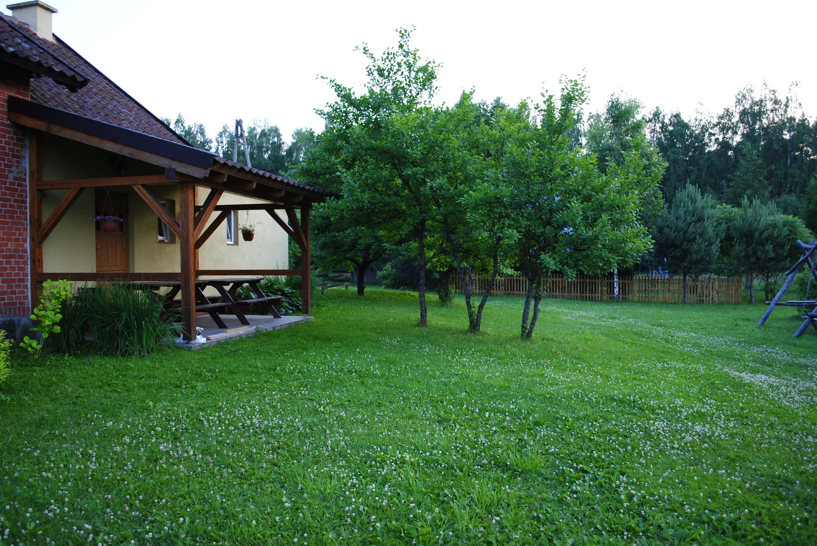 Apartament dla pięciu osób: ogród i wejście