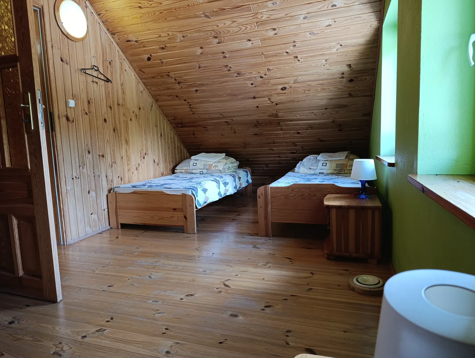 Trzy łóżka na poddaszu apartamentu pięcioosobowego