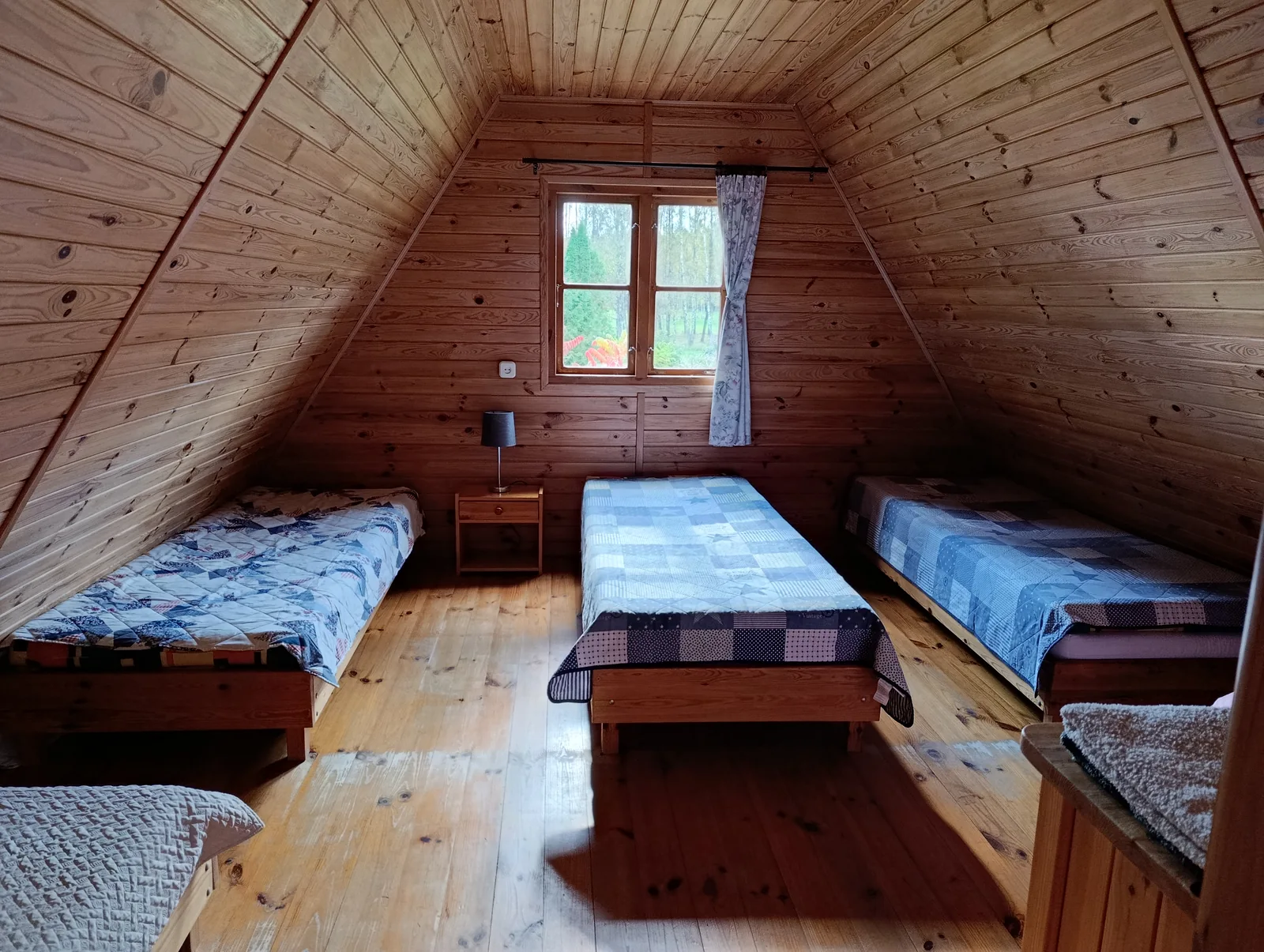 Łóżka na poddaszu domku pięcioosobowego