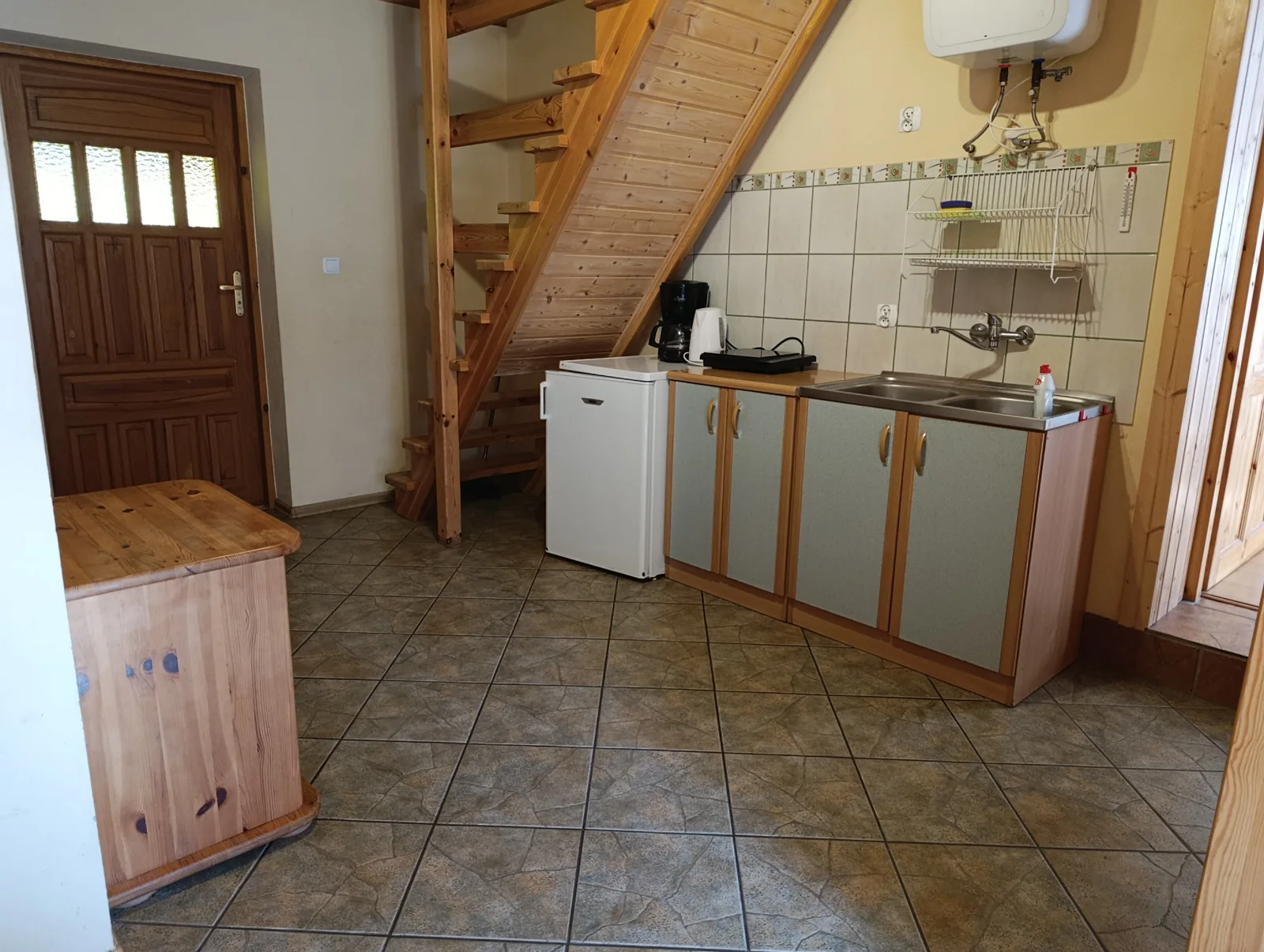 Aneks kuchenny i schody w apartamencie pięcioosobowym