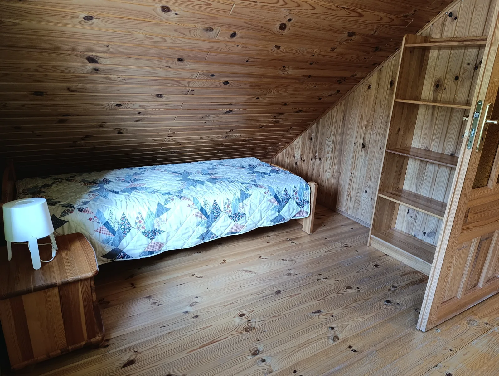 Łóżko na poddaszu apartamentu pięcioosobowego