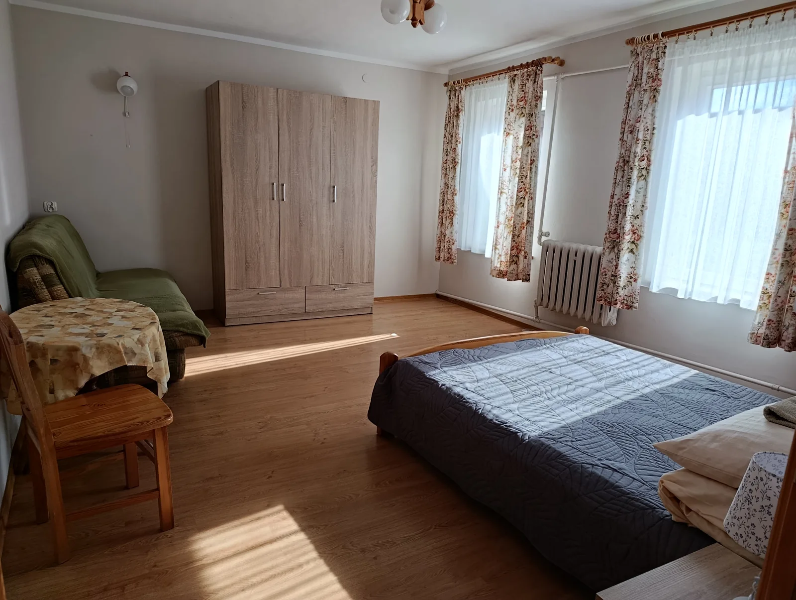 Sypialnia na parterze z szafą i fotelem