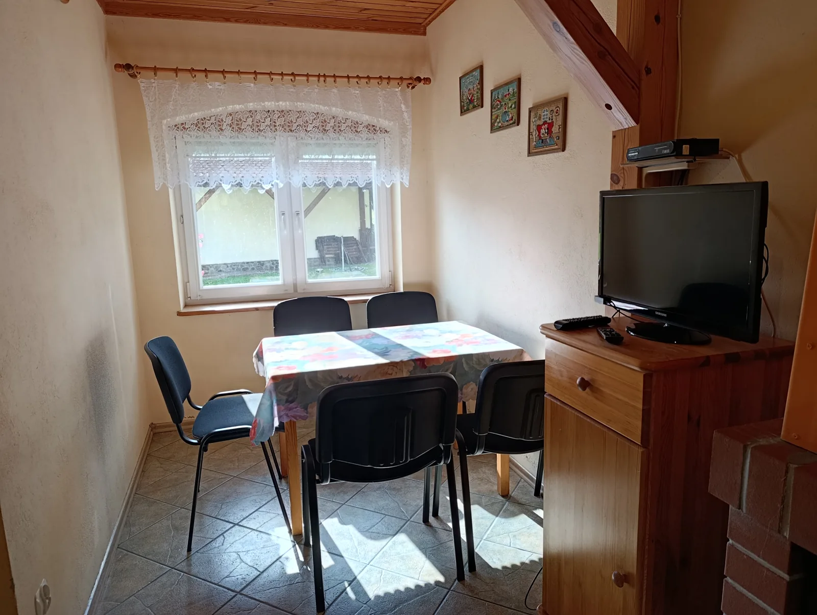 Stół jadalny i telewizor w apartamencie pięcioosobowym