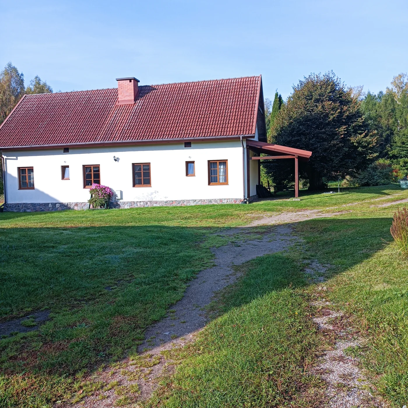 Dom przy łące i lesie